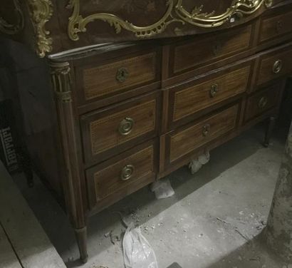 null Commode en bois et bois de placage ouvrant à trois tiroirs. Style Louis XVI....